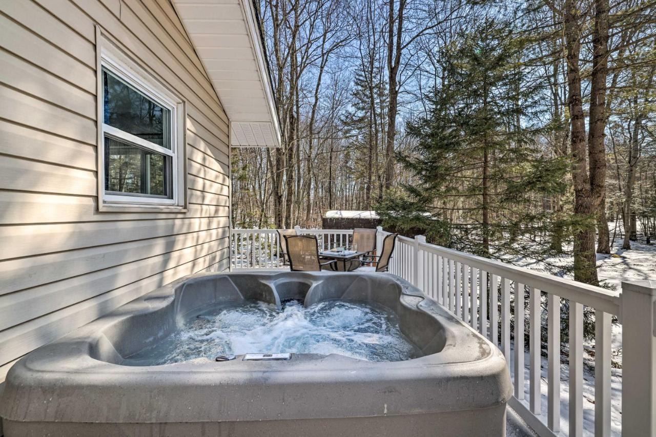 Arrowhead With Hot Tub, 12 Mi To Ski! Pocono Lake